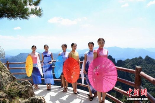 美女穿“风景旗袍”绝壁栈道走秀
