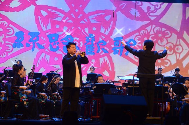 上半场“岭南意象”中，唢呐与乐队演奏《丝路欢歌》