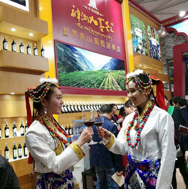 神沟九寨红:糖酒会上诠释“六不同”(图4) 美酒美人,相得益彰