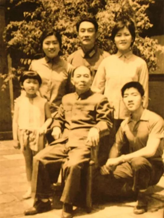 茅盾手稿拍出千万天价惹官司 亲属连告三方为哪般?(图14) 1976年,为纪念茅盾八十寿辰他与儿孙们在家中小院内合影