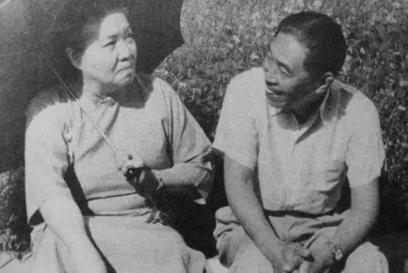 茅盾手稿拍出千万天价惹官司 亲属连告三方为哪般?(图3) 茅盾与孔德沚