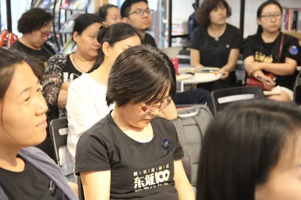 “东城100领读人计划”首期线下培训举办(图1) 参加首期线下培训的学员认真学习并记录