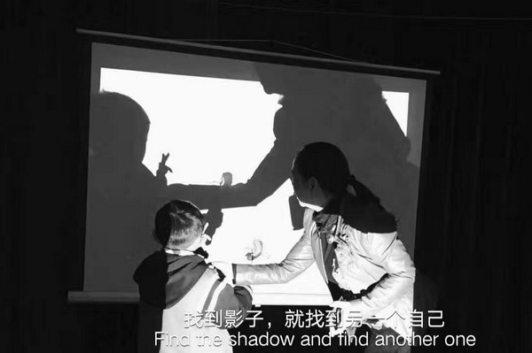 国智智库与创新文化项目“手电影”创作人共促优秀文化项目发展(图3) 向英老师正在教授学生