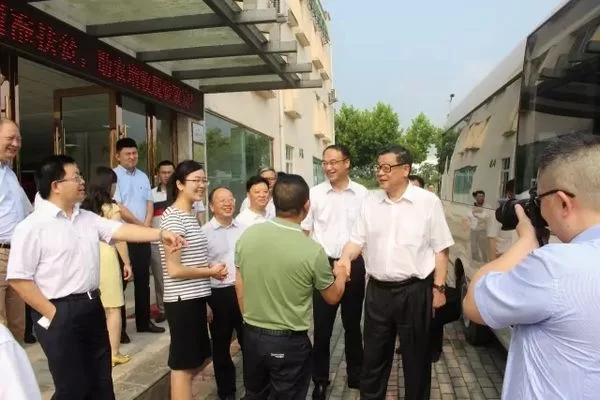 中国社会科学院院长王伟光一行赴普网·药博园参观调研(图1) 中国社会科学院院长王伟光一行抵达