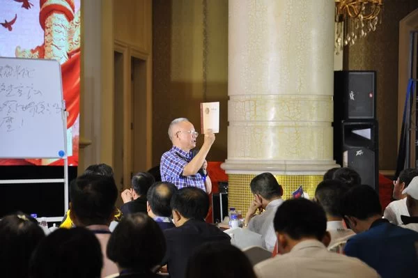学者李济琛:伟大复兴中国梦将让中国再次回到世界核心(图2) 李济琛教授在论坛上展示引用他的专著、中央编译出版社出版的《不朽的遗产 为列宁主义辩护》