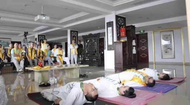 陈红涛教授《经络与人体"核反应堆"》功法讲座获中外专家学者赞誉(图2) 学员展示习练成果
