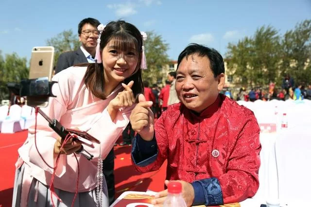 2018汾酒封藏大典在山西汾阳杏花村开幕(图3) 数家蓝V集体示爱,线上吸睛无数