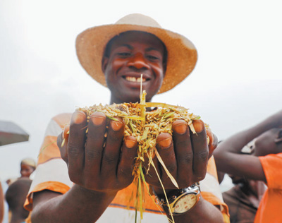 中国援助布隆迪杂交水稻刷新非洲记录,赢得当地民众信任(图1)