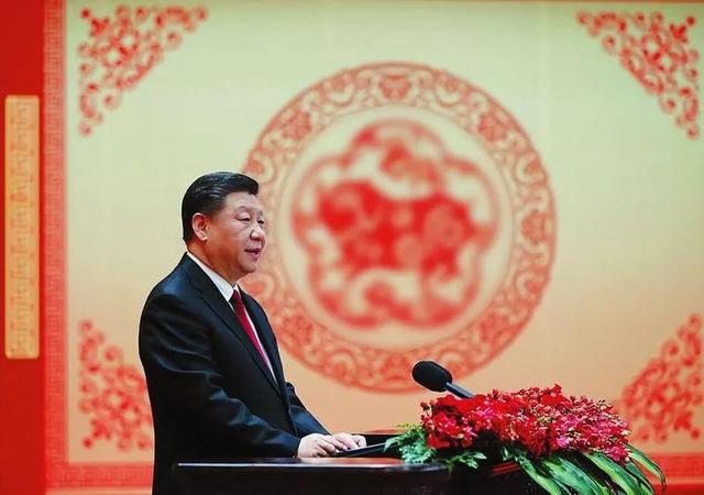人民日报评论员：在奋斗中收获更多自信和勇气