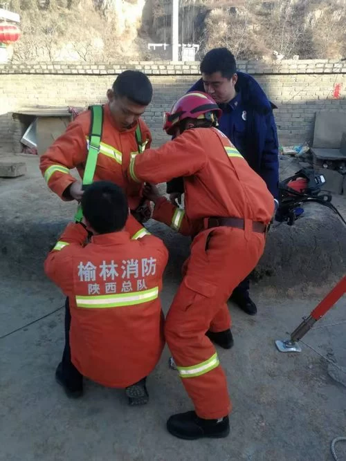 六旬老人掉落水井,消防救援显身手(图2) 六旬老人掉落水井,消防救援显身手(图2)