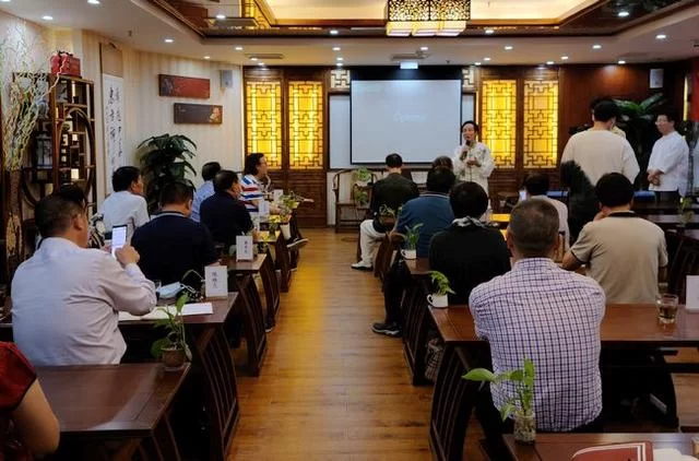 易鼎书院携陈红涛教授开讲“文化·生命·自然·家国”系列课程(图1) 易鼎书院携陈红涛教授开讲“文化·生命·自然·家国”系列课程(图1)
