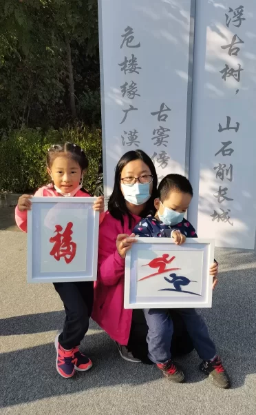 “八达岭长城与哈德良长城:世界文化遗产对话展”主题剪纸活动举行(图2) “八达岭长城与哈德良长城:世界文化遗产对话展”主题剪纸活动举行(图2)