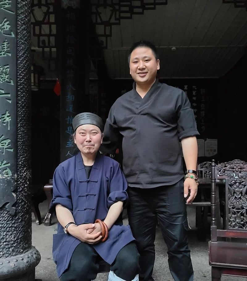 王志强（站立者）在青城山天师洞拜访卜易大师王道长
